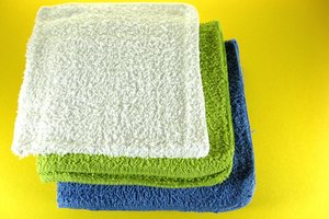 Sumerge un paño pequeño en agua y colócalo sobre tus ojos.