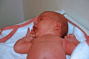 Un bebé que llora mucho podría estar sufriendo de cólicos.