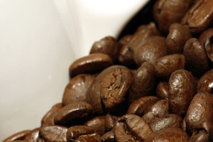 El café y otros alimentos y bebidas que contienen cafeína pueden provocar palpitaciones del corazón.