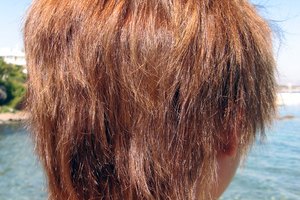 La henna da naturalmente al cabello oscuro un tinte rojizo.