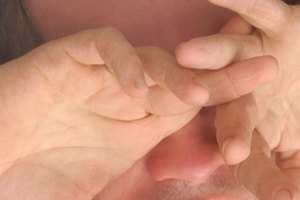 Usa tus manos para relajar tus ojos.