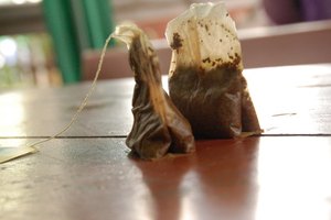 Los saquitos de té mojados ayudan a eliminar las bolsas bajo los ojos.