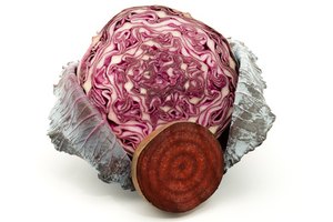 La col puede funcionar en algunas dietas para prevenir la acidez estomacal.