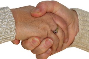 Un saludo de mano en un gesto no verbal poderoso.