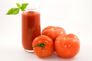 Puedes disfrutar de una variedad de jugos de vegetales incluyendo al jugo de tomate.