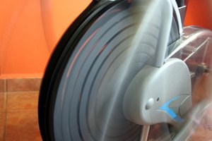 Las bicicletas estáticas caben en lugares reducidos y te pueden ayudar a cumplir tus metas de condición cardiovascular.