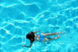 El cloro es el que ayuda a que el agua de las piscinas esté limpia.