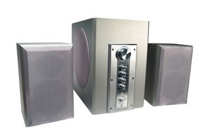 Ajustar el filtro de cruce del amplificador subwoofer, en el centro, aumenta la potencia de salida de los altavoces.