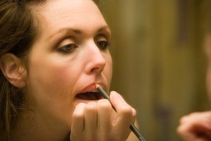 Usa un delineador de labios de color claro para ayudar a hacer que los grandes labios se vean más pequeños.