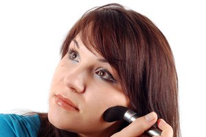 El maquillaje puede ayudarte a reducir la apariencia de los poros grandes.