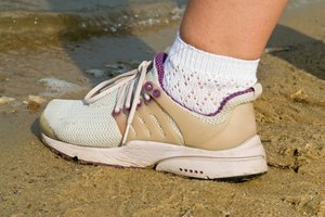 Todo lo que necesitas para comenzar un programa de caminata es un buen par de zapatos para caminar o correr cómodamente que absorban el peso del cuerpo.