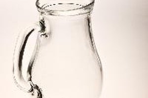 Levanta botellas de un galón (3,78 litros) para una mayor resistencia durante los ejercicios de entrenamiento de fuerza.