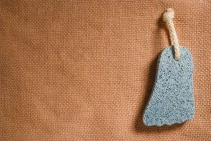 La piedra pómez ofrece un tratamiento rápido y eficaz de los callos.