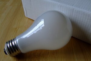 La potencia de una bombilla se puede calcular si conoces el voltaje de la bombilla y la corriente eléctrica.