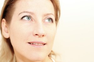 Utiliza el retinol para combatir el acné y las líneas de expresión.