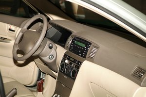 Los conectores ISO conectan el estéreo de un automóvil.