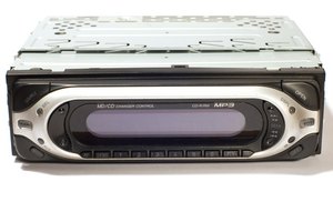 Instalar un nuevo estéreo en tu auto puede hacerse en casa sin mayor dificultad.