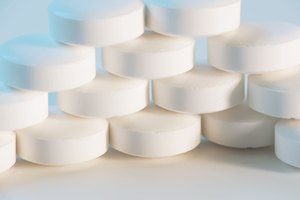El ácido salicílico, ya sea a modo de píldora o crema tópica, puede tener efectos secundarios.