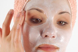 El polvo de cáscara de naranja se puede convertir en una máscara facial.