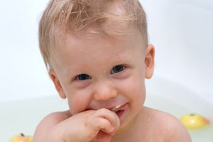 Permite que tu hijo pequeño juegue desnudo durante el entrenamiento de esfínteres.