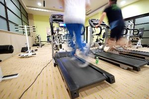 Completa el calentamiento y estiramiento de pre-entrenamiento antes de empezar a caminar en la cinta de correr.