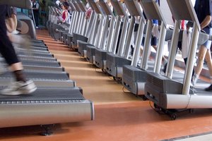 Haz un ejercicio de correr de alta intensidad en una cinta.