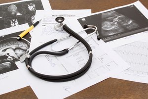 Un informe de consulta médica se basa en todos los aspectos de la historia clínica del paciente.