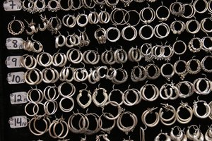 Los aretes vienen en una variedad de formas y tamaños, pero los de aro pequeño son los más delgados.