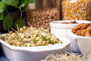 Puedes consumir una pequeña cantidad de grasas saludables como aperitivo nocturno para ayudar a que el cuerpo procese las proteínas y los hidratos de carbono que consumes en la cena.