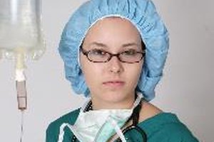 Cuando un paciente requiere de una vía intravenosa para el tratamiento médico, por lo general es trabajo de la enfermera el de insertar la vía intravenosa y administrar el tratamiento ordenado por el médico.