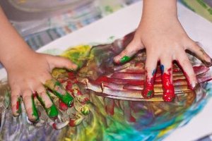 Pintar con los dedos es aún más divertido con pinturas perfumadas.