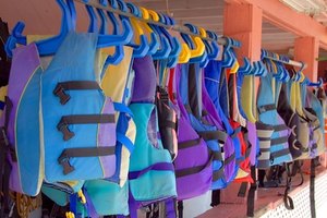 Un chaleco salvavidas te mantendrá a flote en el agua.