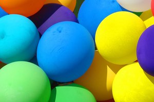 Algunas actividades para niños usan globos como piezas de juego.