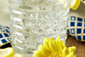 Porque los limones son ricos en fibra soluble, beber agua de limón puede resultar beneficiosos para los diabéticos.