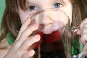 El jugo de cerezo negro es una buena fuente de vitaminas.