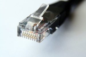 Un cable Ethernet con un conector 8P8C, a menudo llamado RJ45.