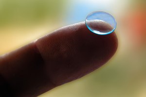 Para descansar, quítate los lentes de contacto.