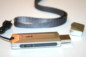 Las memorias flash son una forma compacta de almacenamiento que guarda la información de manera diferente a otros tipos de almacenamiento.