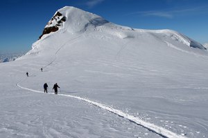 El esquí de fondo es una manera de disfrutar del aire libre en familia.