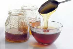 La miel contiene agentes antibacteriales que eliminan las bacterias que causan el acné.