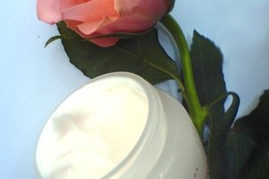 Los ingredientes adicionales en Rozex pueden causar reacciones por lo que un médico debe controlar su uso.