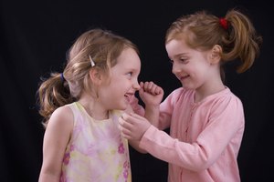 Ayuda a tu hija a hacer nuevos amigos.