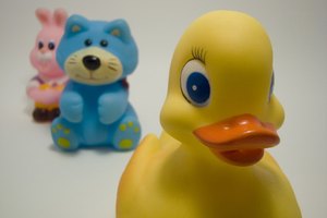 Los juguetes para el baño se deben limpiar con regularidad para eliminar los gérmenes y bacterias.