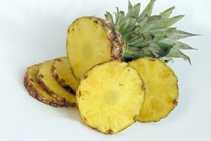 Las piñas son una rica fuente de bromelina.