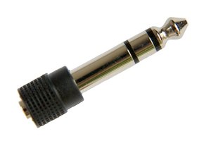 A TRS (por sus siglas en inglés, punta-anillo-lateral) o adaptador de tres anillos.