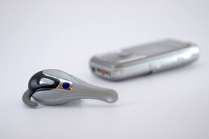 La tecnología Bluetooth permite a los propietarios de teléfonos celulares utilizar auriculares inalámbricos.