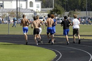 La carrera de 300 metros requiere velocidad y técnica.