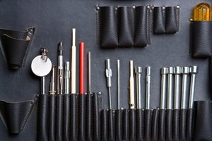 No necesitarás ninguna herramienta especial para abrir el iPhone; sólo una ventosa y un pequeño destornillador.