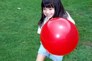 Un típico niño de cuatro años puede atrapar una pelota que le arrojan a 5 pies (1,5 m) de distancia.