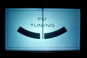 Mantén otros dispositivos electrónicos lejos de tu sintonizador FM.